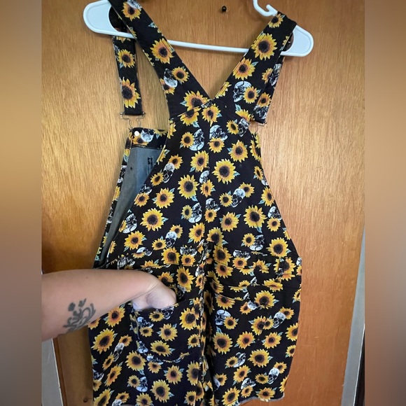 HT denim shortall skull and sunflower print size XL w/ pockets & frayed hem - Picture 6 of 7